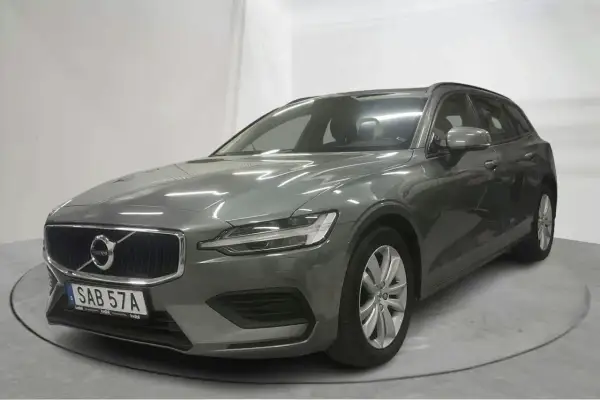 Grå Volvo V60 D4, en elegant kombi med modern design, redo för nya äventyr.