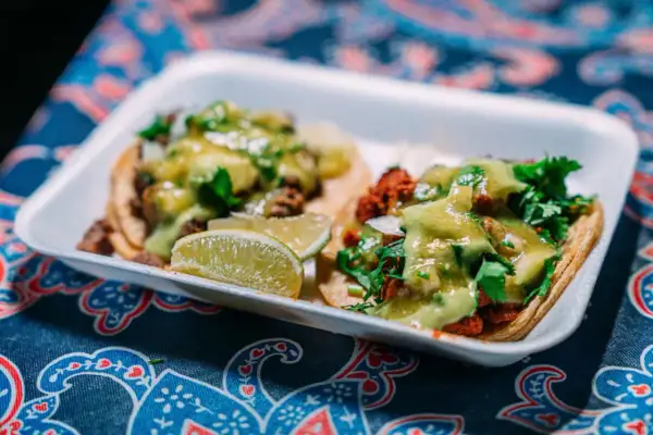 Tacos succulenti con salsa verde e lime, un assaggio dei migliori posti dove mangiare a San Diego.