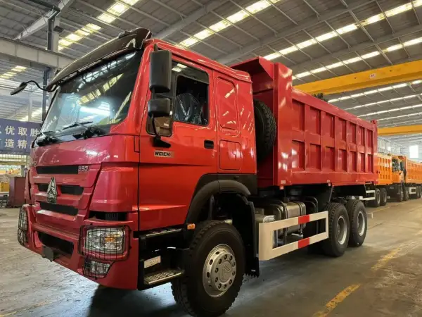 Camion benne rouge brillant, prêt pour le travail. Sa robustesse suggère une faible consommation pour sa catégorie.