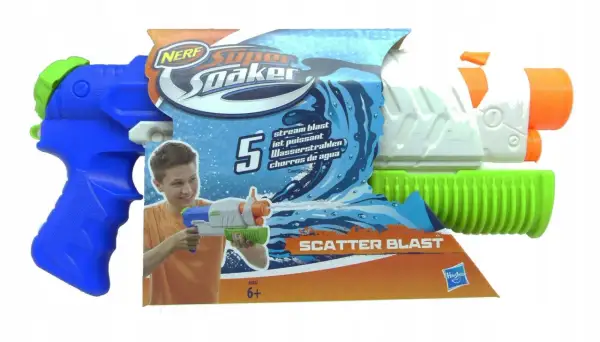 Pistolet na wodę Nerf Super Soaker Scatter Blast, gotowy do wodnej bitwy. Kolorowy, z niebieskim uchwytem i zielonym zbiornikiem.