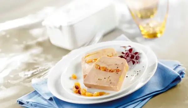 Délicieux pâté au foie gras de canard, garni de fruits secs, prêt à être dégusté. Une recette raffinée pour les fêtes.