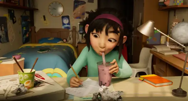 Dziewczynka pije bubble tea, siedząc przy biurku. Może to scena z bajek dla 4 latka na Netflixie.