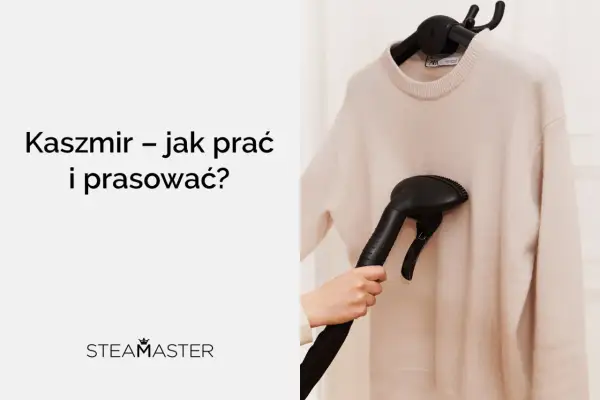 Delikatny kaszmir – jak prać i prasować? Para z parownicy Steamaster odświeża beżowy sweter.