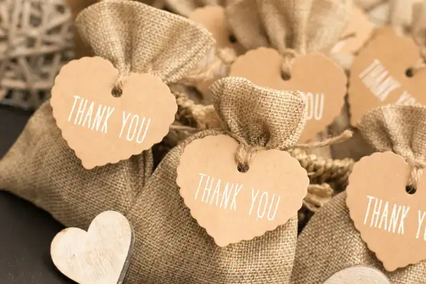 Urocze woreczki z juty z serduszkami "Thank You" – świetne podziękowania dla świadków pomysły na ślub.