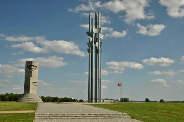 Pomnik Grunwaldzki z charakterystycznymi głowami i masztami, symbolizujący historyczne zwycięstwo. Wspaniałe atrakcje dla miłośników historii.