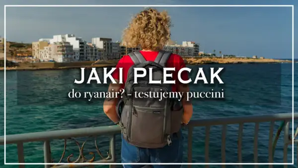 Kobieta z plecakiem Puccini nad morzem, zastanawia się, jaki plecak do Ryanair będzie najlepszy.