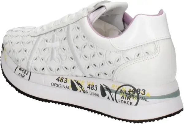 Sneaker bianca con traforature floreali, un modello di premiata calzature che unisce stile e comfort.