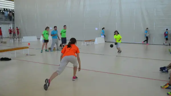 Niñas jugando a balón prisionero, usando el **visual thinking** para anticipar el movimiento de la pelota.