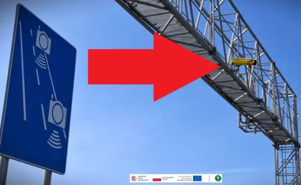 Niebieski znak informuje o odcinkowym pomiarze prędkości S7. Czerwona strzałka wskazuje na żółtą kamerę zamontowaną na konstrukcji nad drogą.