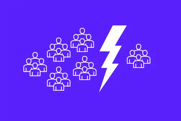 Gruppen von Menschen werden durch einen Blitz geteilt, was die digitale Spaltung symbolisiert.