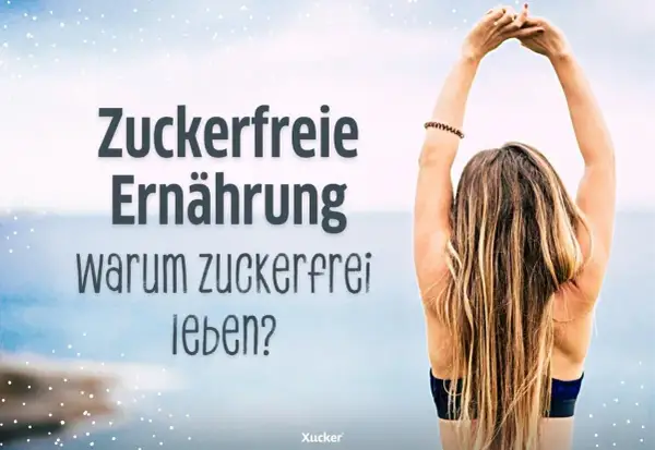 Frau mit erhobenen Armen vor blauem Himmel. Text: "Zuckerfreie Ernährung - warum zuckerfrei leben?".