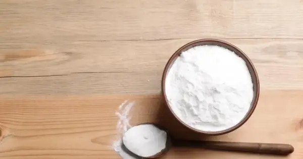 Biały proszek w miseczce i na łyżce. To soda oczyszczona, czyli sodium bicarbonate. Co to jest? Wszechstronny środek.