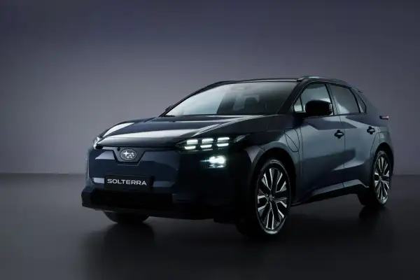Ciemnogranatowy Subaru Solterra z włączonymi światłami LED, prezentujący nowoczesny design SUV-a elektrycznego.
