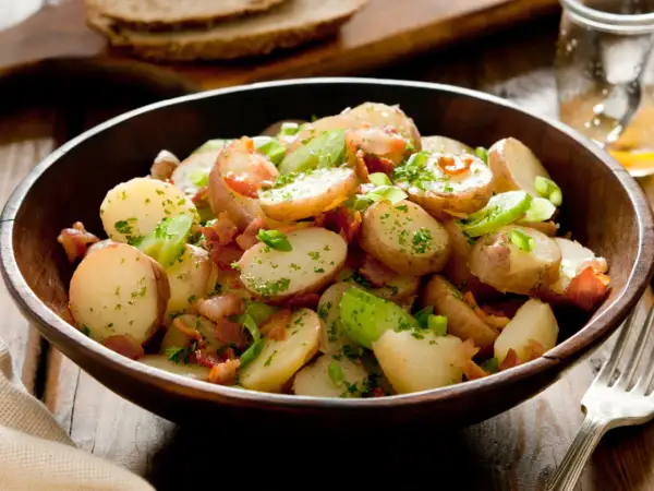 Herzhafter Kartoffelsalat mit Speck und Kräutern, ein tolles Rezept für jede Gelegenheit.