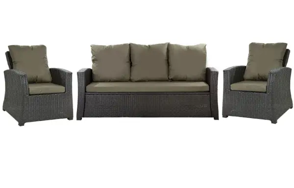 Divano e poltrone in rattan scuro con cuscini color oliva. Ideale per chi cerca idee su come rivestire un divano in rattan per un look moderno.