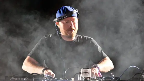 Eric Prydz en Madrid, creando magia sonora con humo y luces.
