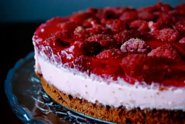 Pyszny tort z malinami i galaretką, idealny, gdy zastanawiasz się, jak ubić mascarpone z galaretką.