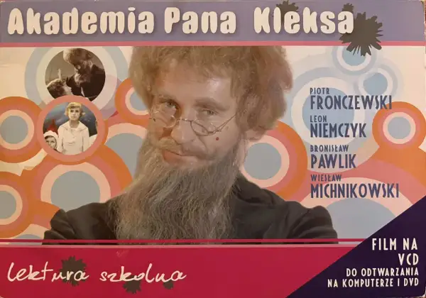 Piotr Fronczewski jako Pan Kleks w filmie "Akademia Pana Kleksa". Obok niego wizerunki dzieci i napisy.