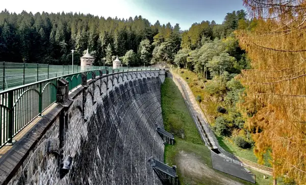 Die imposante Staumauer mit ihren Türmchen ist Teil der Solingen Route. Umgeben von dichtem Wald, bietet sie einen beeindruckenden Anblick.