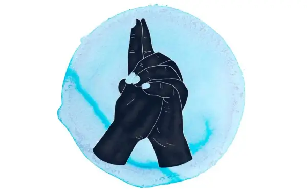 Manos entrelazadas formando el mudra del corazón, rodeadas por una acuarela azul.