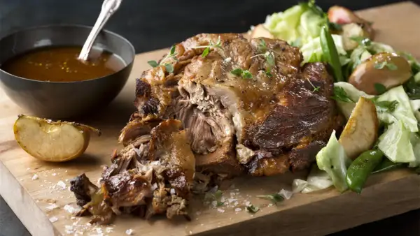 Saftigt fläskkött med äpple och grönsaker, perfekt för ett härligt **picnicbog recept**.