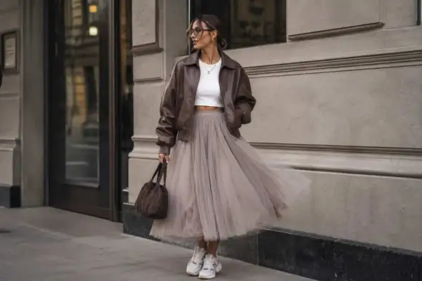 Elegancka spódnica tiulowa dla 40 latki, zestawiona z ramoneską i sneakersami, tworzy modny look.