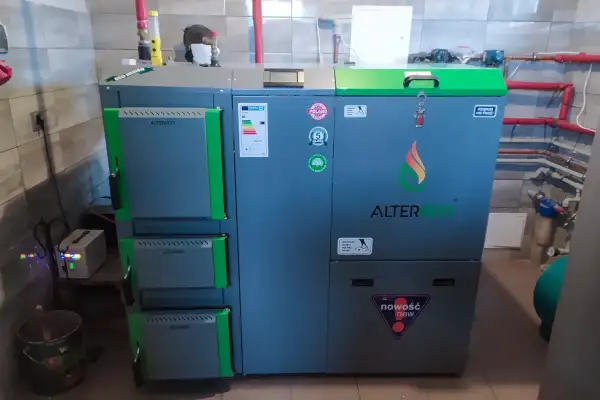 Nowoczesny piec na pellet ALTERECO z zielonymi elementami, idealny do ekonomicznego ustawienia ogrzewania.