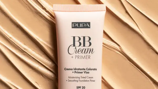 Tubo di BB Cream Pupa su fondo sfumato color carne. Crema idratante colorata viso al posto del fondotinta per un incarnato perfetto.