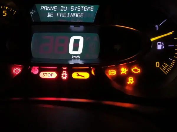 Po przekręceniu kluczyka nie świecą kontrolki, a na wyświetlaczu widnieje komunikat "PANNE DU SYSTEME DE FREINAGE".