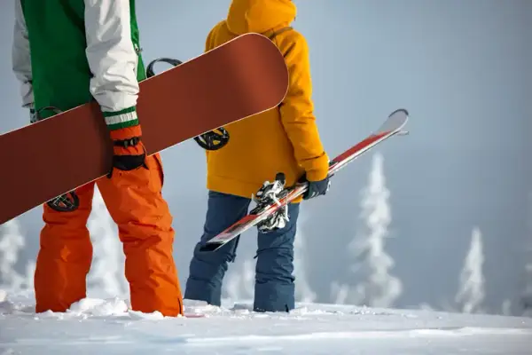 Narty czy snowboard na początek? Sprawdź, co wybrać!
