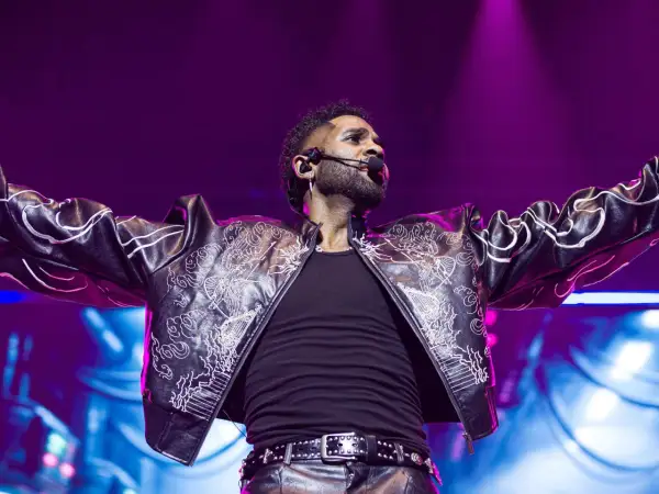 Jason Derulo rockt die Bühne in Deutschland in einer auffälligen Lederjacke mit weißen Stickereien.