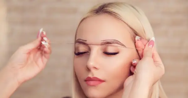 Kobieta z zaznaczonymi brwiami, przygotowanie do zabiegu microblading brwi co to jest.