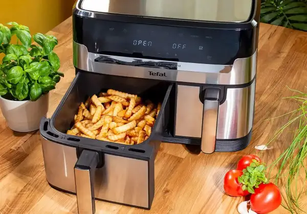 Tefal air fryer z chrupiącymi frytkami w szufladzie. Idealny do szybkiego przygotowania smacznych potraw. Jaki air fryer wybrać? Ten jest świetny!