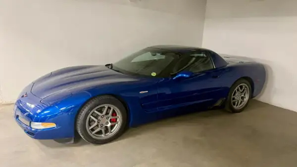 Blå Corvette C5 till salu, en ikonisk sportbil med tidlös design.