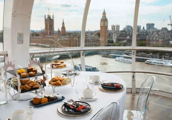 Un delizioso afternoon tea a Londra, con vista sul Tamigi e sul Parlamento. Dolci e salati su più livelli, pronti per essere gustati.