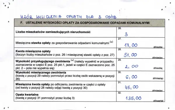 Deklaracja o wysokości opłaty za gospodarowanie odpadami komunalnymi dla 3 osób, z wyliczoną miesięczną i kwartalną opłatą.