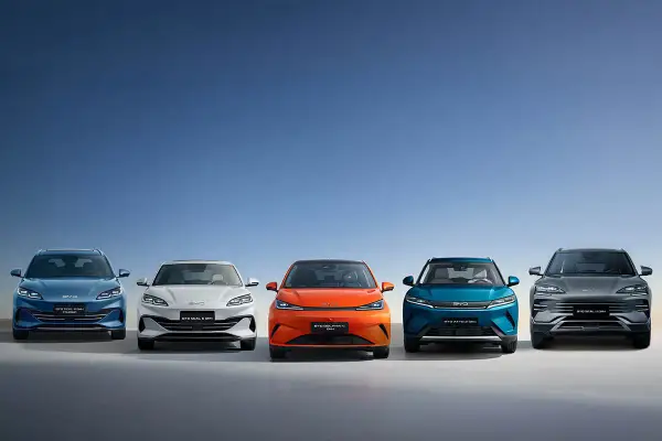 Cinco autos eléctricos BYD en fila: azul, blanco, naranja, azul y gris. El byd significado es futuro.