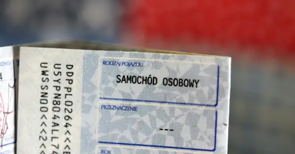 Dowód rejestracyjny samochodu osobowego. Jazda z zatrzymanym dowodem rejestracyjnym to ryzyko mandatu i problemów.
