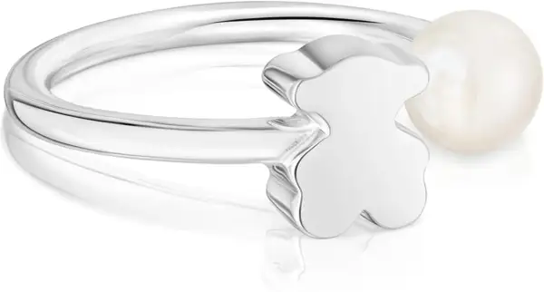 Anillo de plata con forma de oso y perla. Un diseño tierno y elegante para lucir tus tous anillos plata.