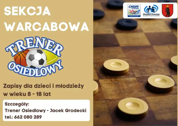 Drewniana szachownica z pionkami do gry w warcaby.