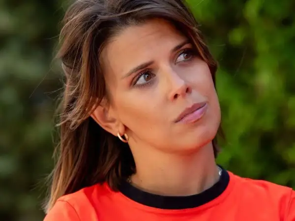 Brunetka w pomarańczowej bluzce z kolczykiem w uchu, zastanawia się, kto niespodziewanie opuścił plan zdjęciowy hitowego serialu w tym tygodniu.