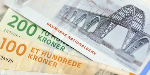 Dwie duńskie korony: 100 i 200. Na banknocie 200 widnieje most, a na 100 - napis "ET HUNDREDE KRONER".