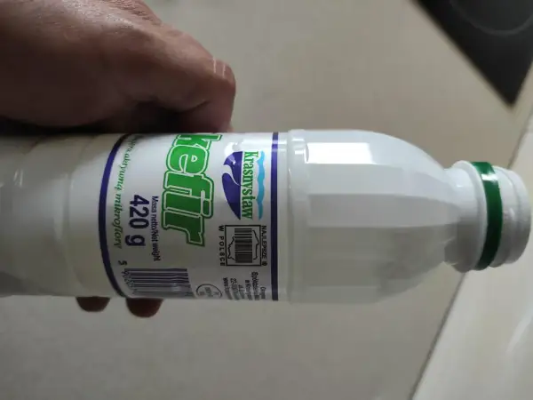 Kefir Krasnystaw 420g, idealny na zdrową przekąskę. Sprawdź jego wartości odżywcze i kcal!