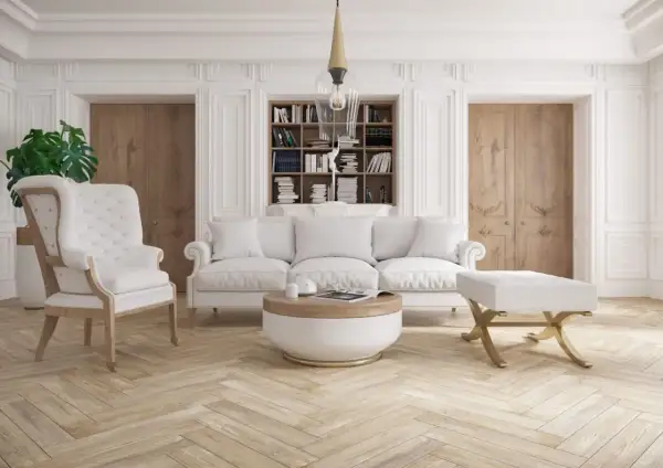 Elegancki salon z białymi meblami i sztukaterią. Aranżacje z klasycznym fotelem, sofą i stolikiem kawowym.
