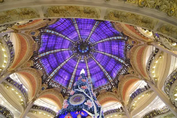 Magnifique dôme Art Nouveau à Paris, illuminé par un sapin de Noël féerique. Une merveille architecturale, comme les free museums de Paris.