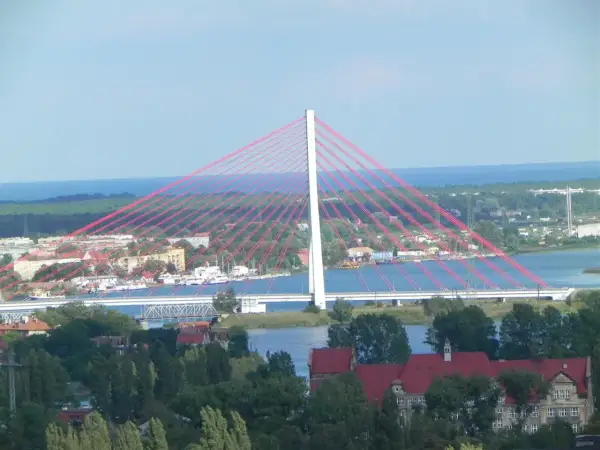 Most im. Jana Stacha w Gdańsku, z czerwonymi linami i widokiem na morze.