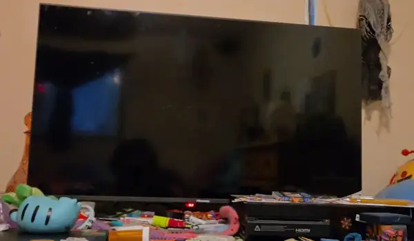 Czerwona dioda na telewizorze Hisense sugeruje, że można go włączyć bez pilota.