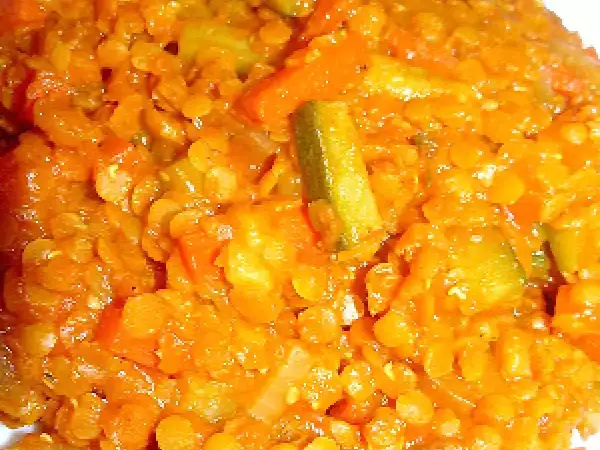 Un plat réconfortant de lentilles corail mijotées avec des carottes et des courgettes.