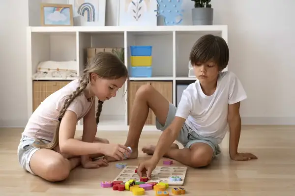 Niños concentrados en un rompecabezas de números, una de las muchas actividades para niños de 6 a 12 años.