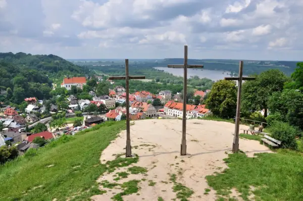 Trzy drewniane krzyże na wzgórzu górują nad Kazimierzem Dolnym. Widok na miasto i Wisłę.